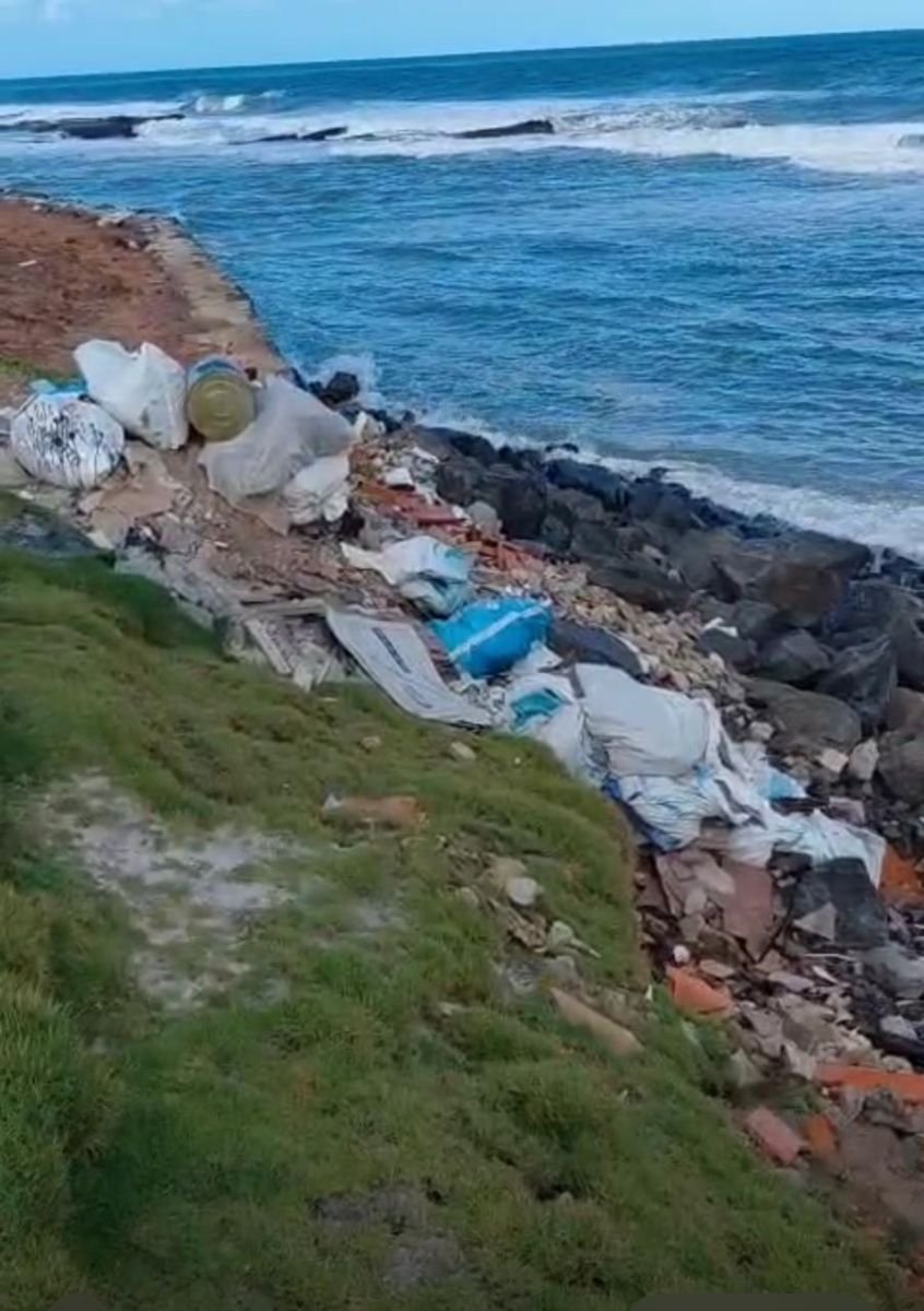 Máquinas removendo entulho na praia de Jauá